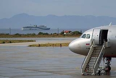 Fähre vor Flughafen Rhodos