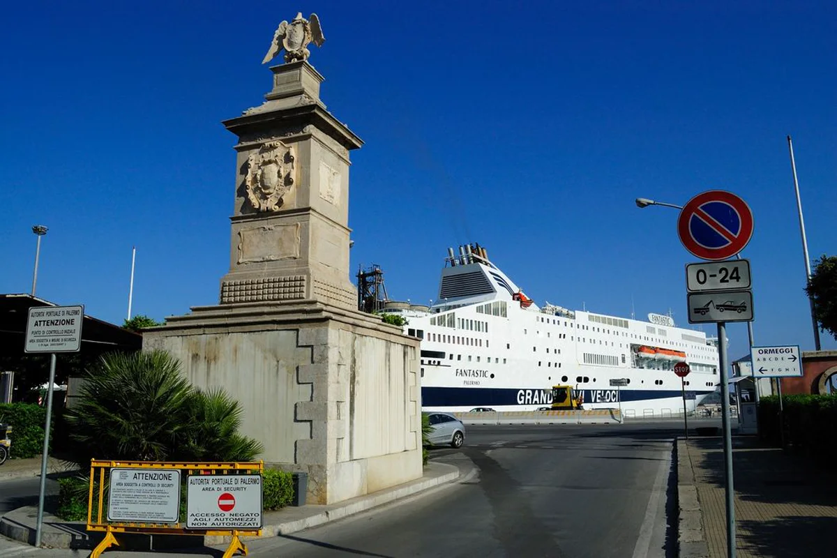 Große Mittelmeerfähre in einem süditalienischen Hafen; Symbolbild für Reggio Calabria.