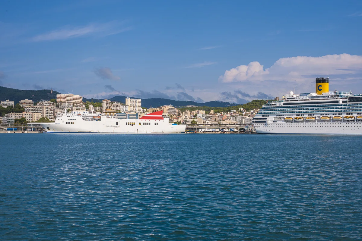 Fährschiff im Hafen von Palma de Mallorca; Symbolbild für die Abfertigung im Hafen.