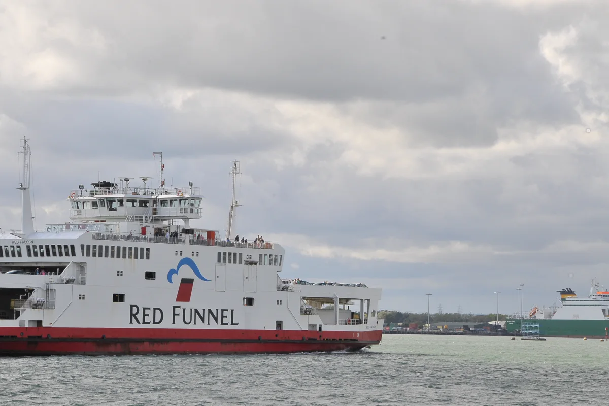 RoPax-Fähre im Hafen von Dublin; Symbolbild für den Fährverkehr über die Irische See.