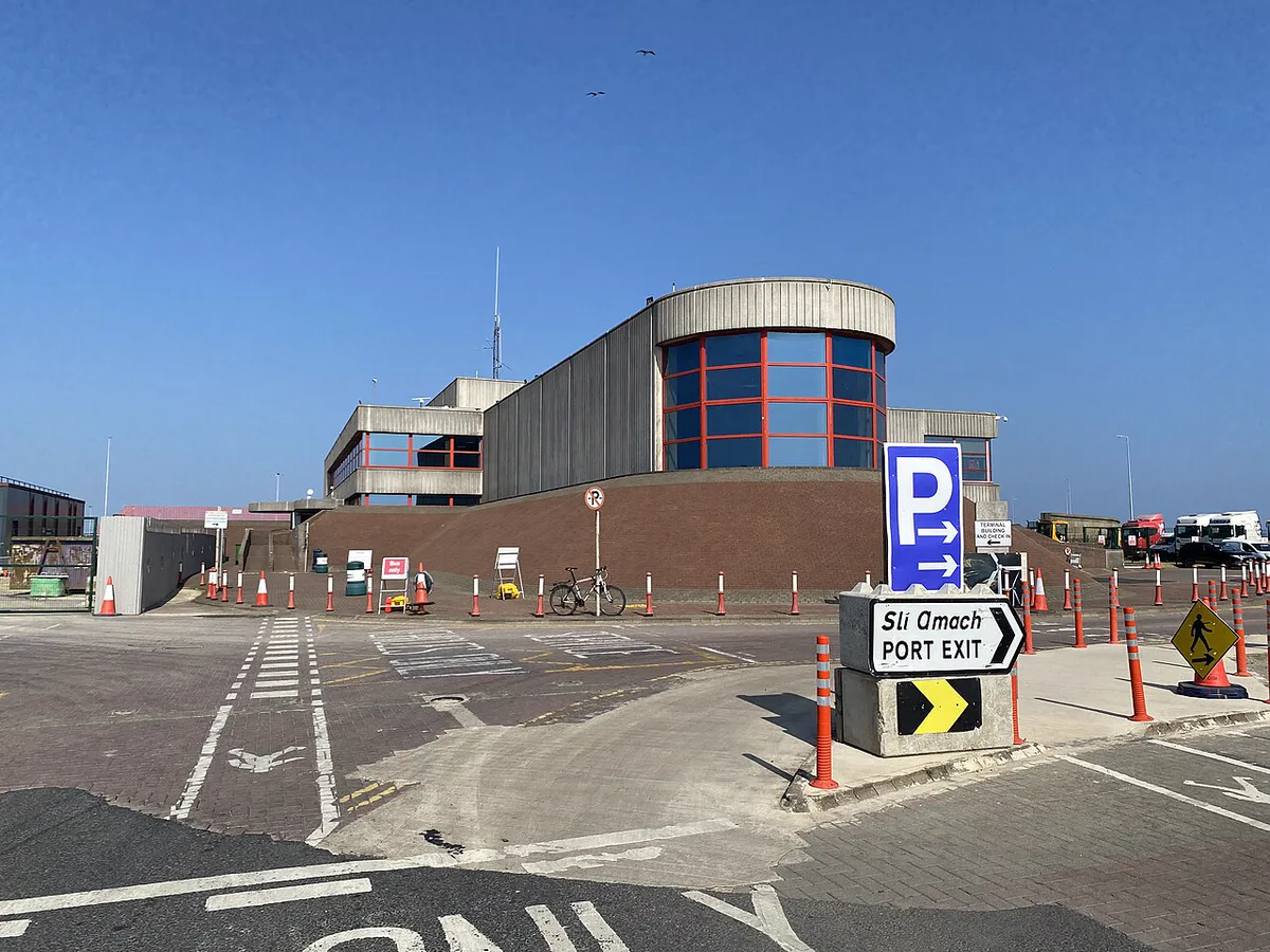 Rosslare-Europort-Terminal mit Zufahrt, Parkhinweisen und Busbereich.
