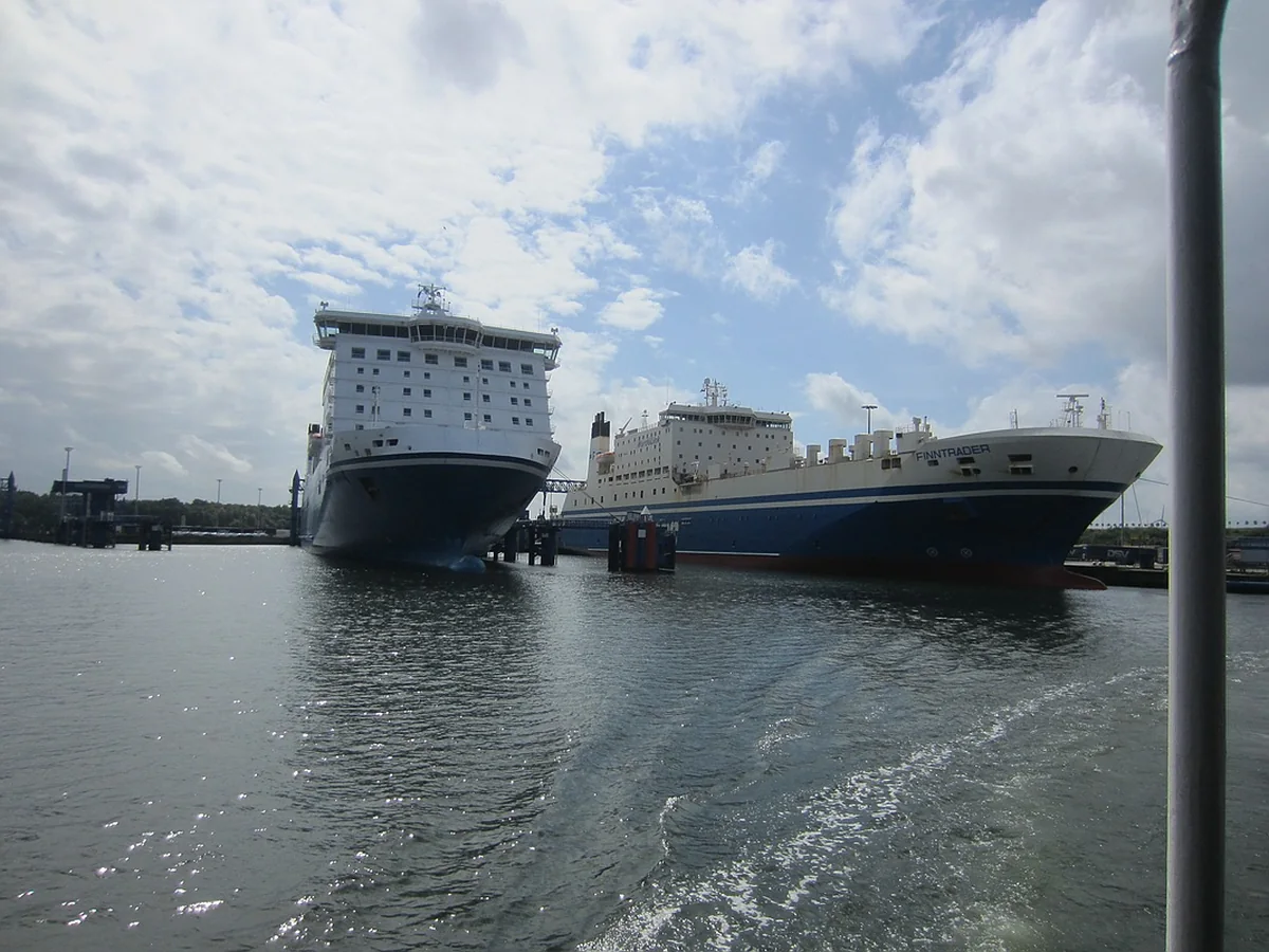 Zwei Fährschiffe im Hafen von Travemünde