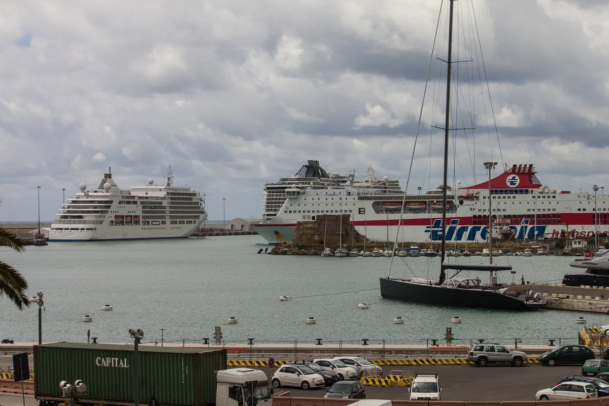 Fähr- und Kreuzfahrtschiffe in einem italienischen Hafen