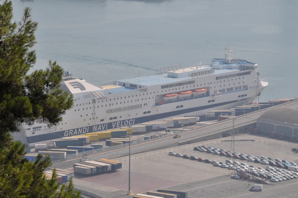 GNV-Fähre Excellent am Fährterminal im Hafen Barcelona