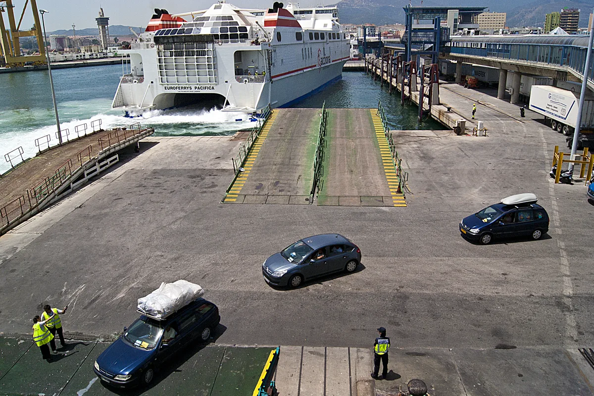 Fahrzeuge und die Fähre Euroferrys Pacifica am Fährterminal Algeciras.