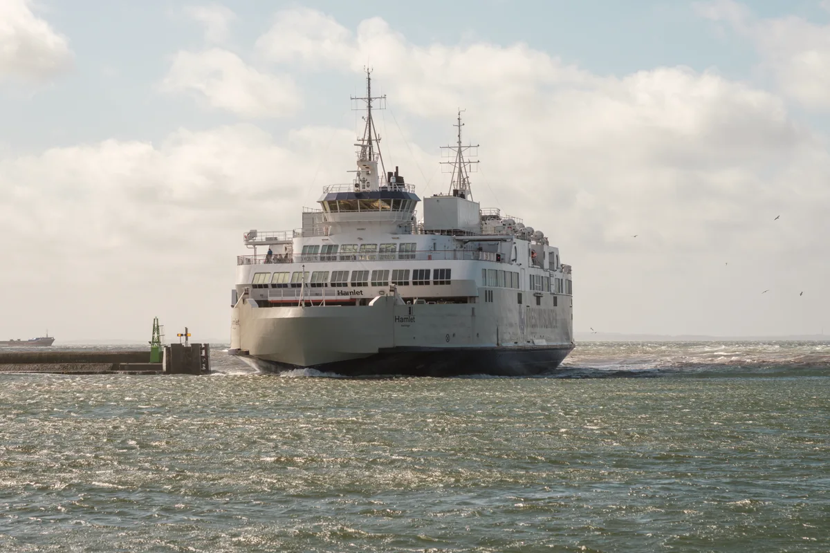 Die Fähre Hamlet läuft in den Hafen Helsingborg ein.