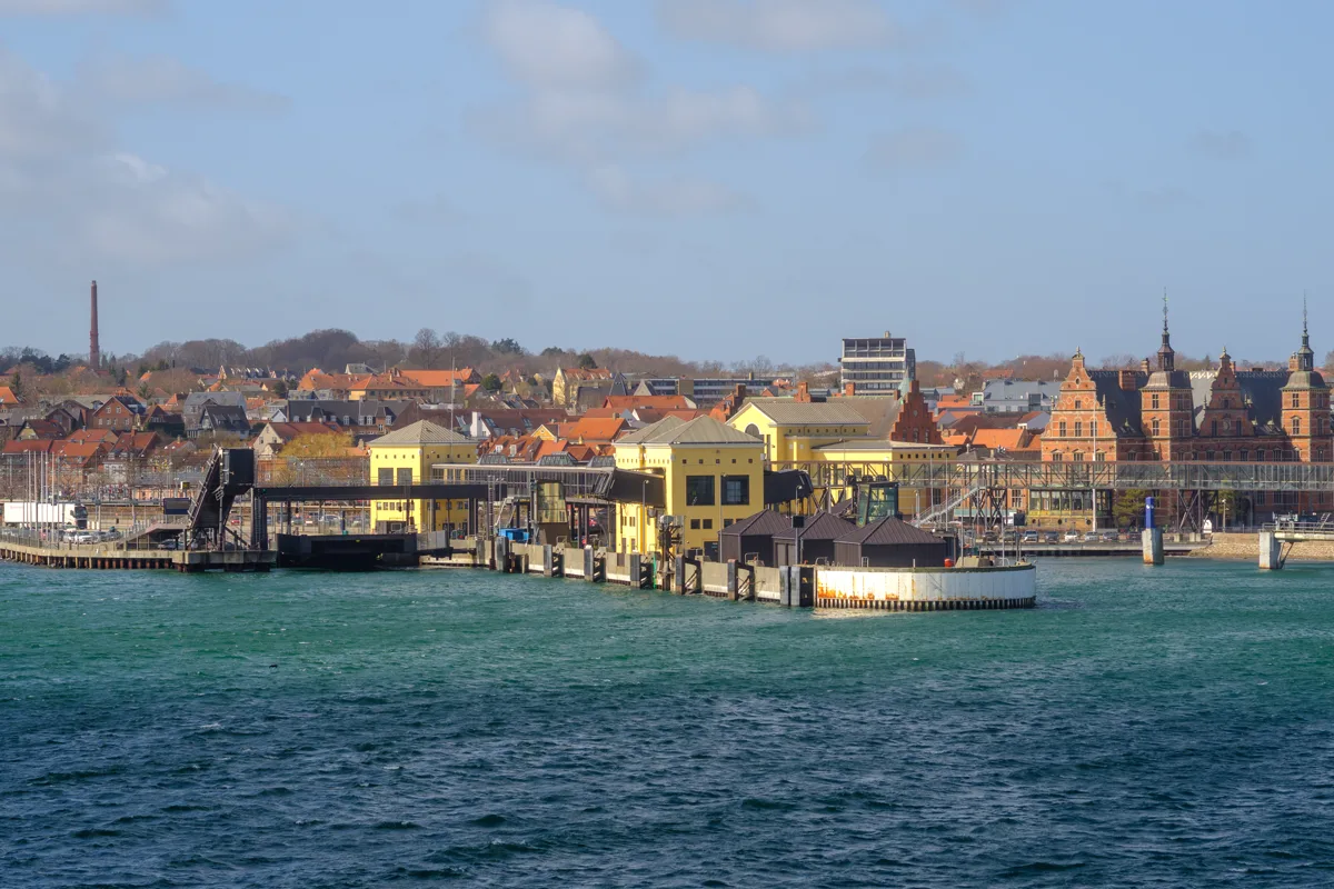 Fährterminal und Bahnhof Helsingør am Öresund.