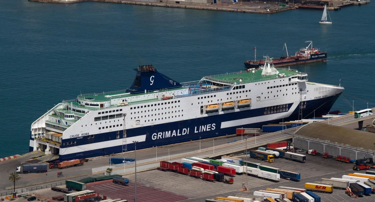 Grimaldi-Lines-Fähre Cruise Roma im Hafen von Barcelona