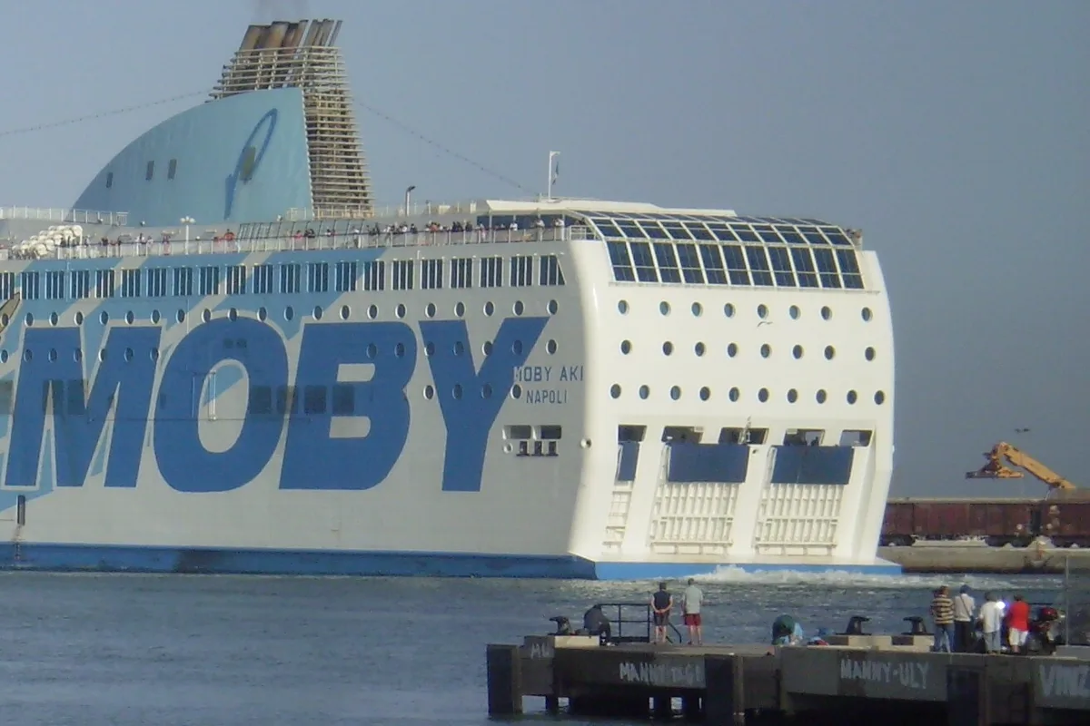 Moby-Aki-Fähre im Hafen von Livorno