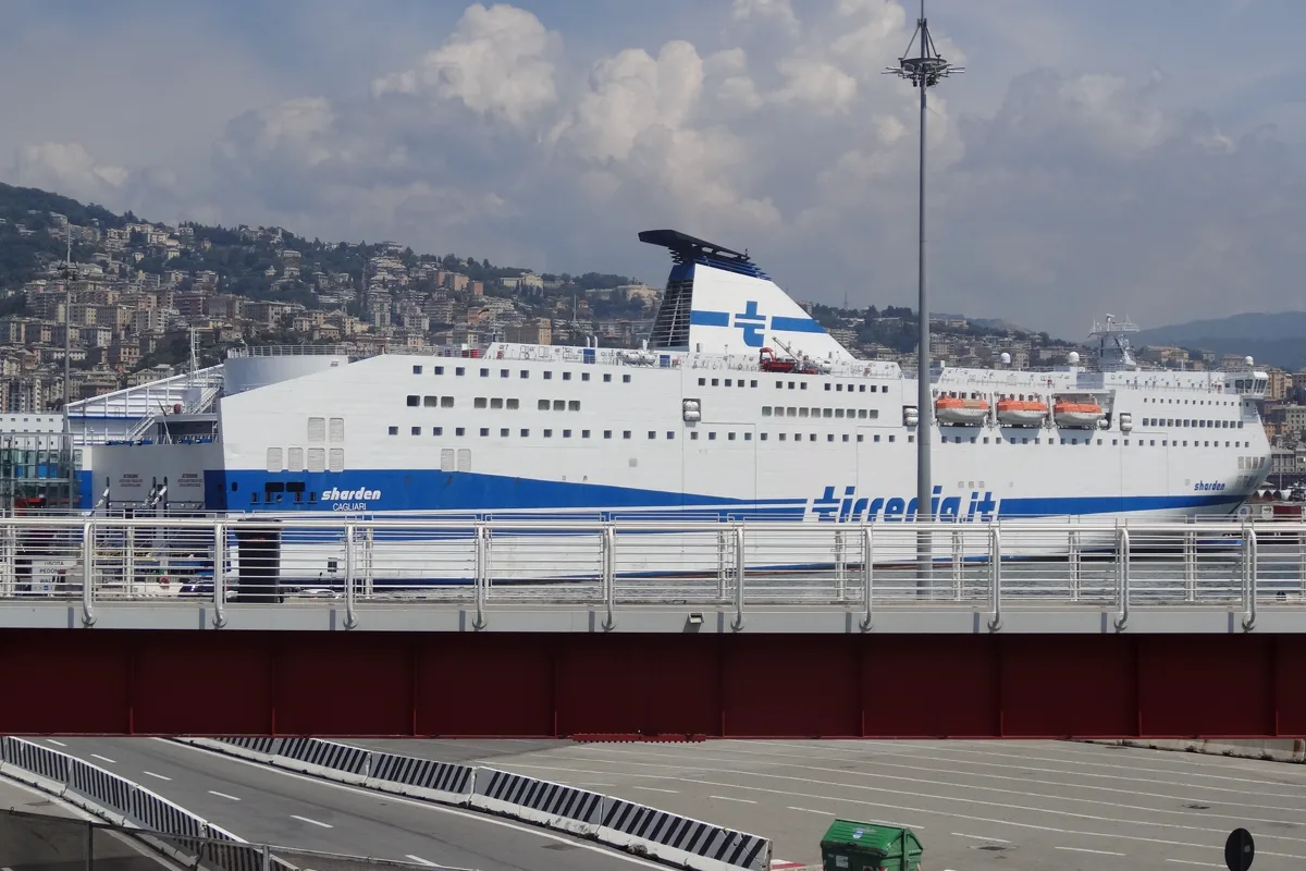 Tirrenia-Fähre Sharden im Hafen von Genua