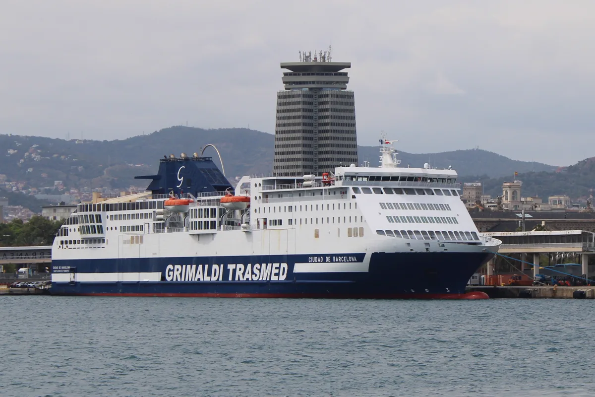 Trasmed-Fähre Ciudad de Barcelona im Hafen von Barcelona