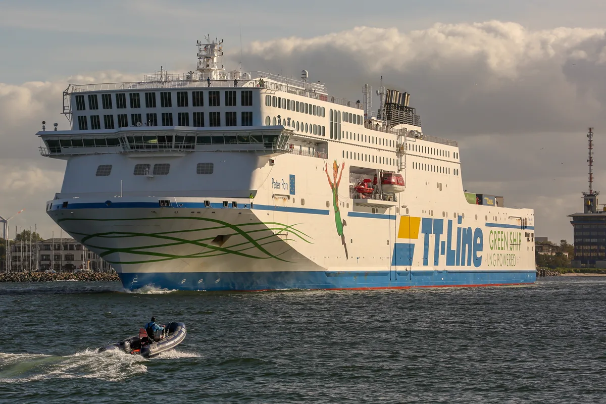 TT-Line-Fähre Peter Pan vor Warnemünde