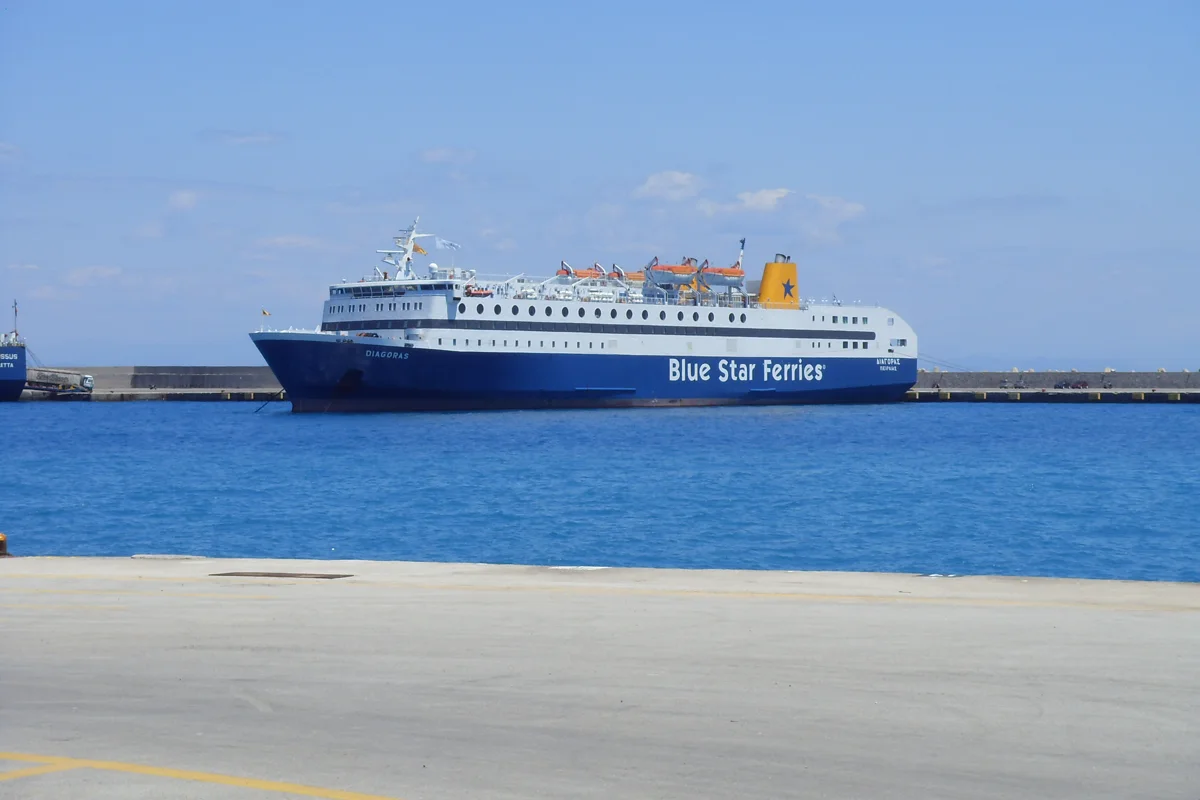 Blue-Star-Ferries-Schiff Diagoras vor Rhodos