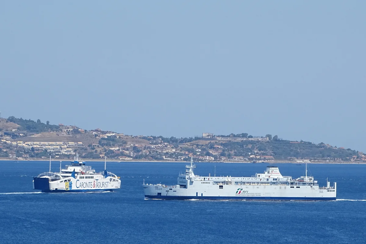 Fähren Elio und Villa auf der Straße von Messina
