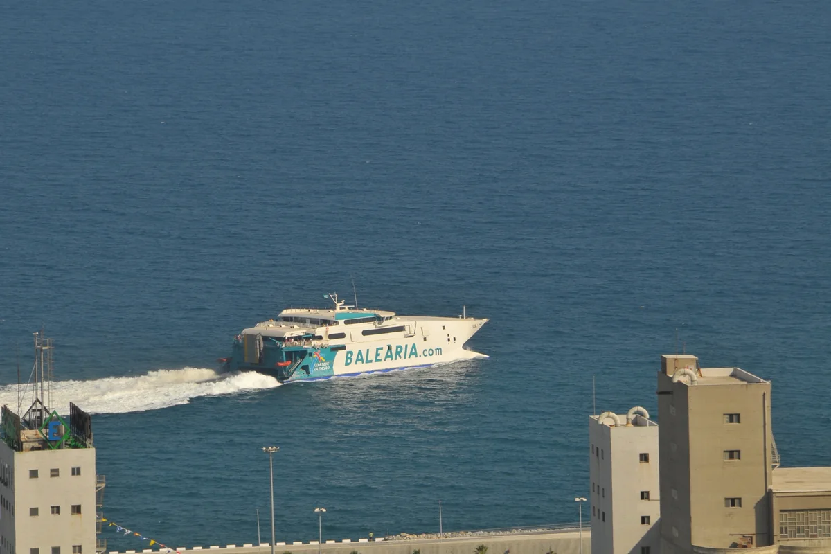 Baleària-Schnellfähre auf dem Weg ins offene Meer