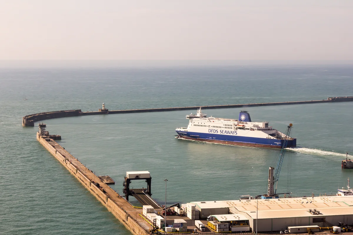 DFDS-Fähre Dunkerque Seaways bei der Ausfahrt aus Dover