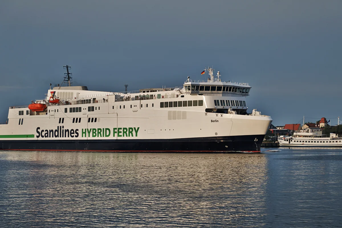 Scandlines-Fähre Berlin im Hafen von Rostock