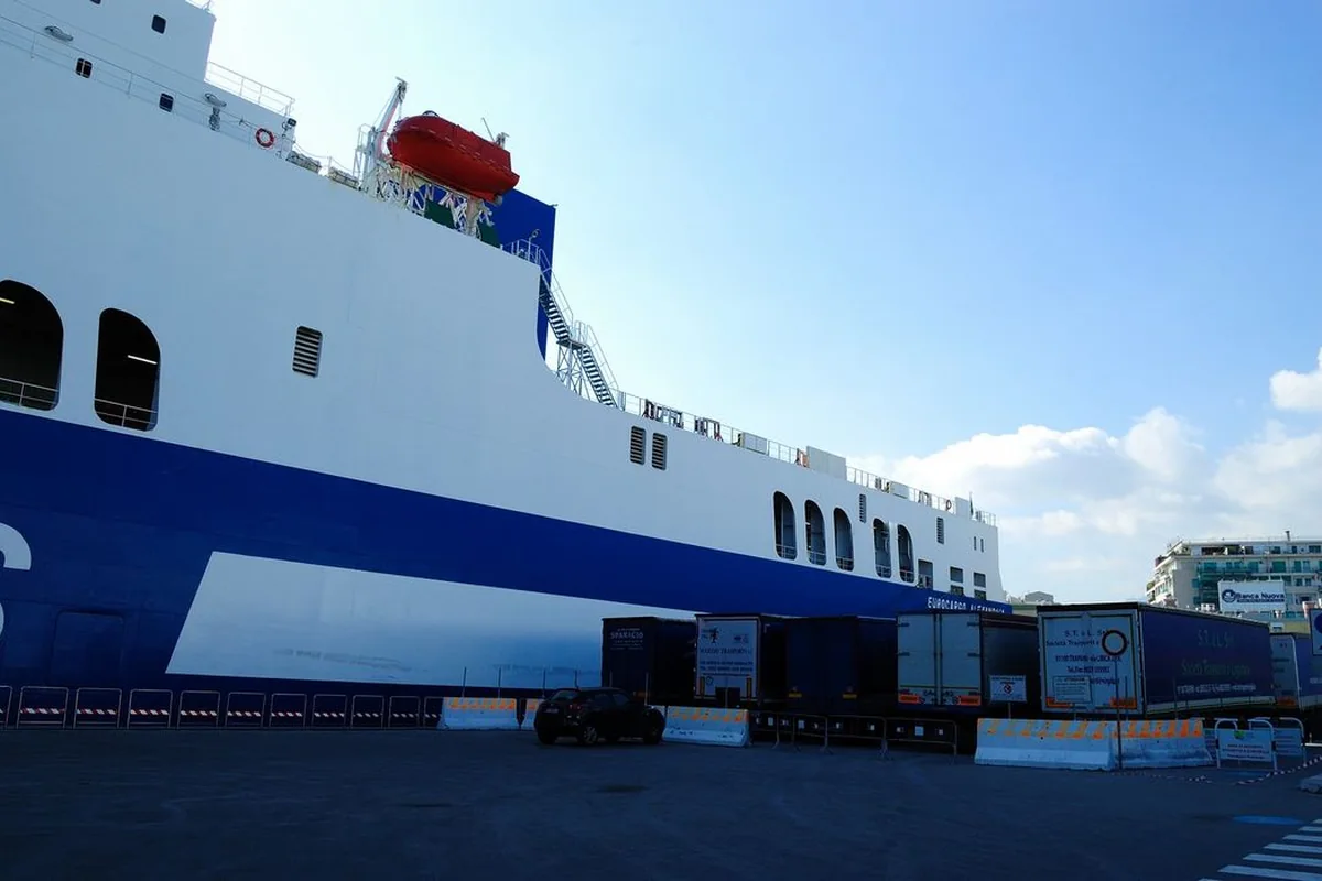 Große RoPax-Fähre am Fährterminal von Palermo