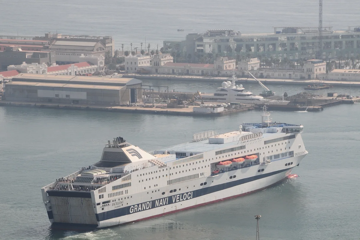GNV-RoPax-Fähre Excellent im Mittelmeerhafen